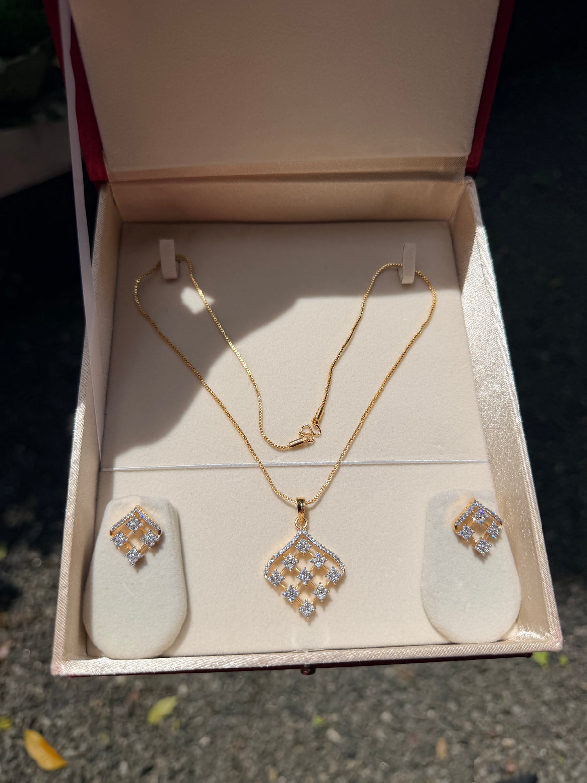 Premium diamond finish pendant chain set product code D70