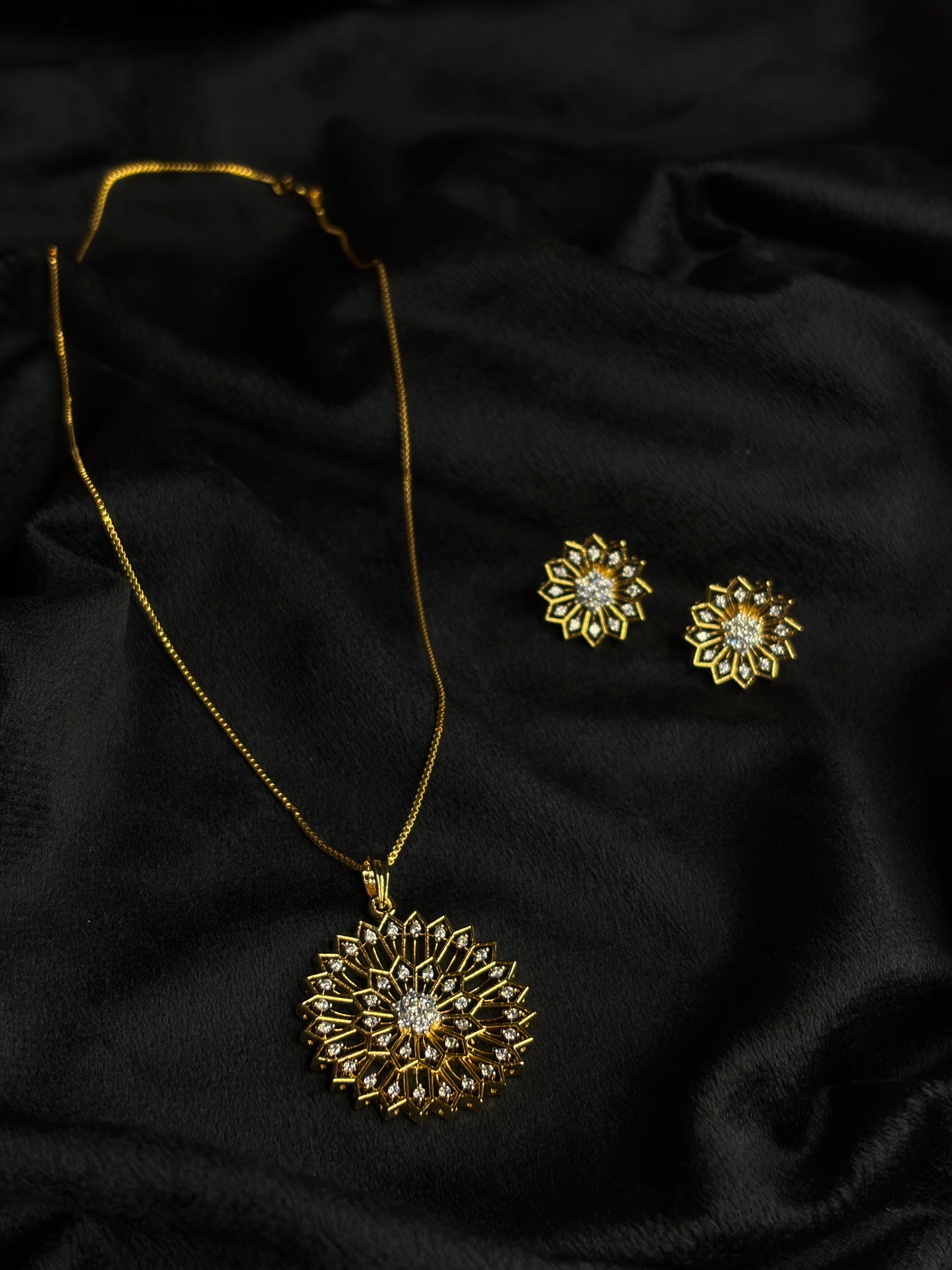Premium diamond finish pendant set with chain product code D364