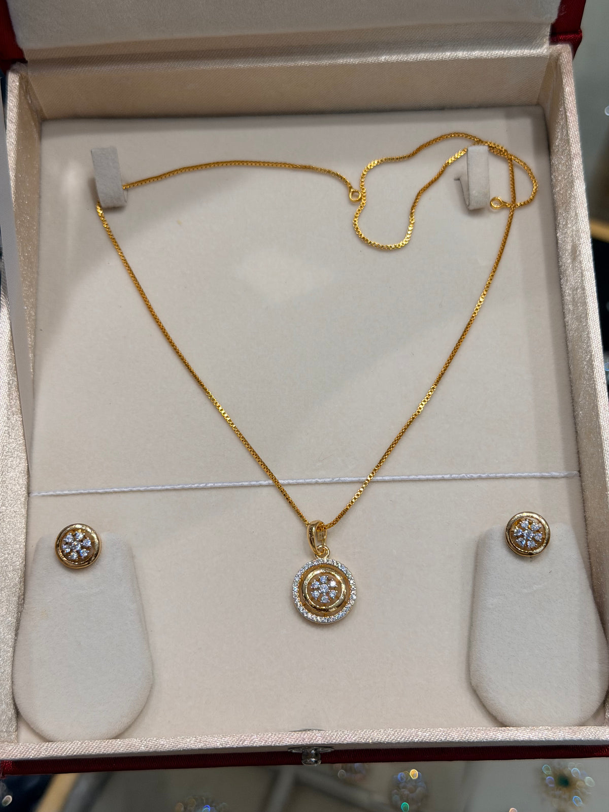 Premium diamond finish pendant set with chain product code D427