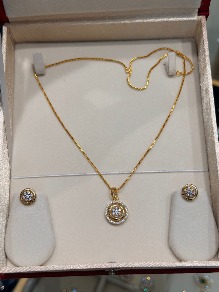 Premium diamond finish pendant set with chain product code D427
