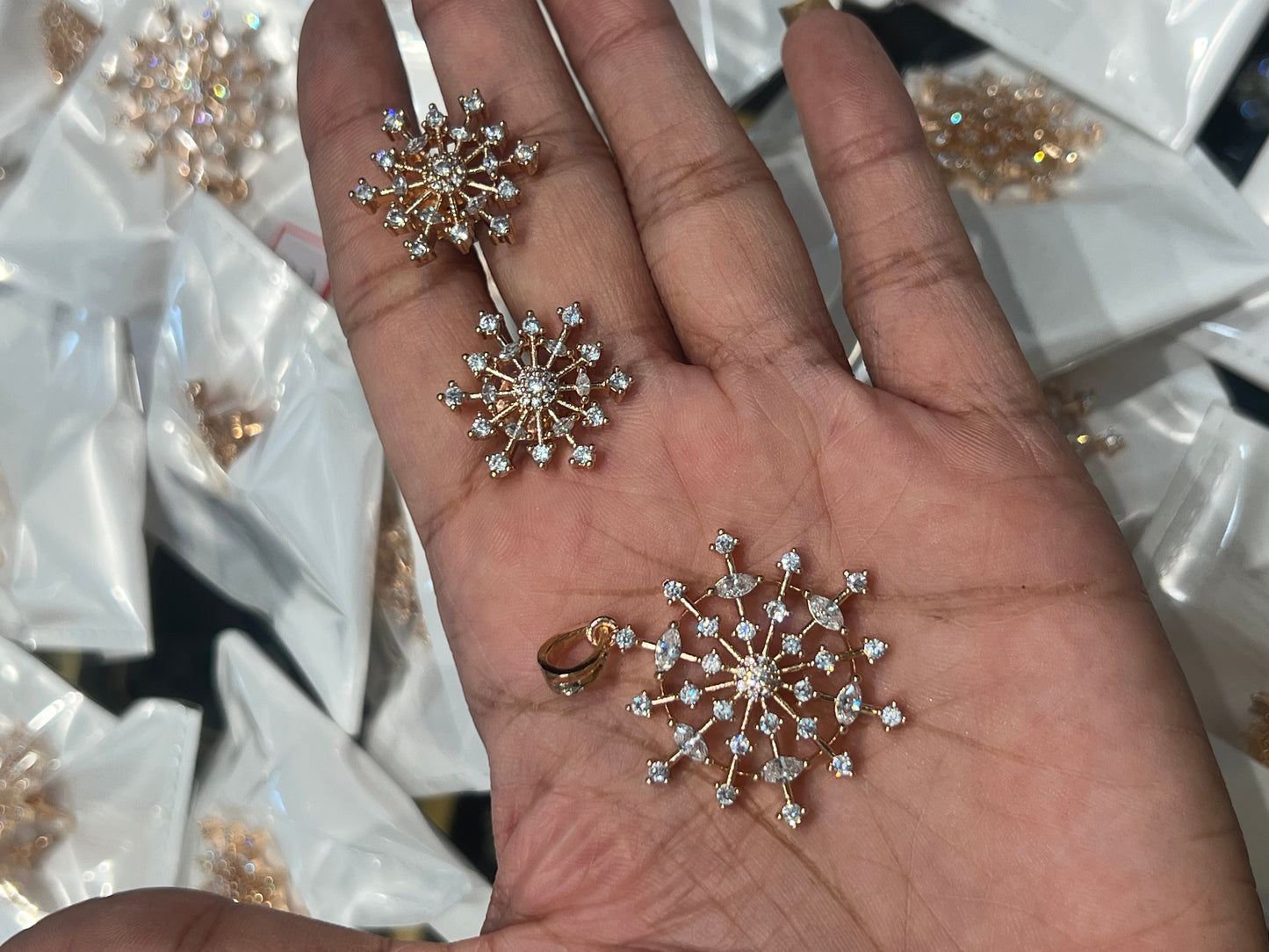 Premium diamond finish pendant set with chain product code D200