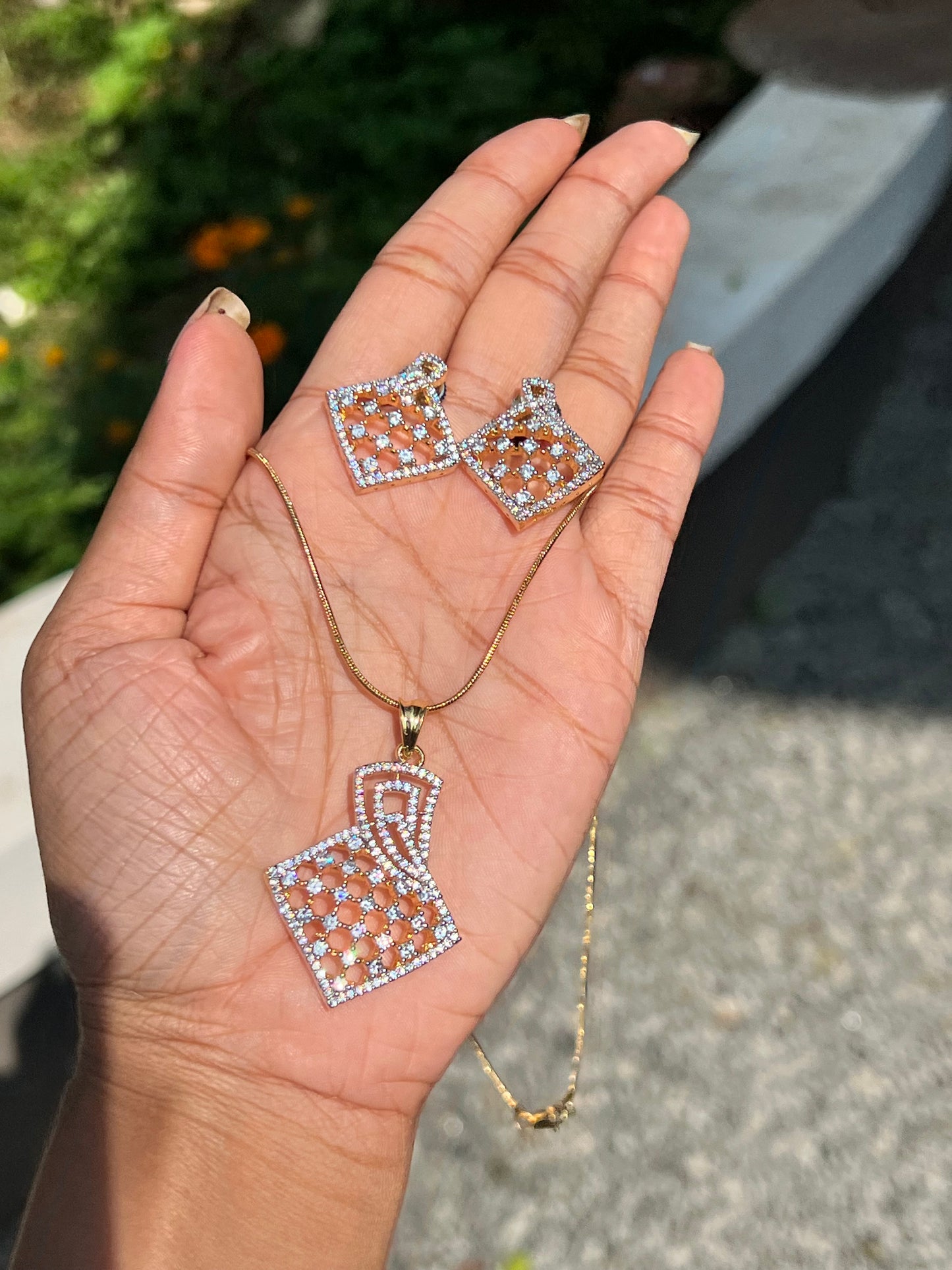 Premium daimond finish pendant set with chain product Code 131