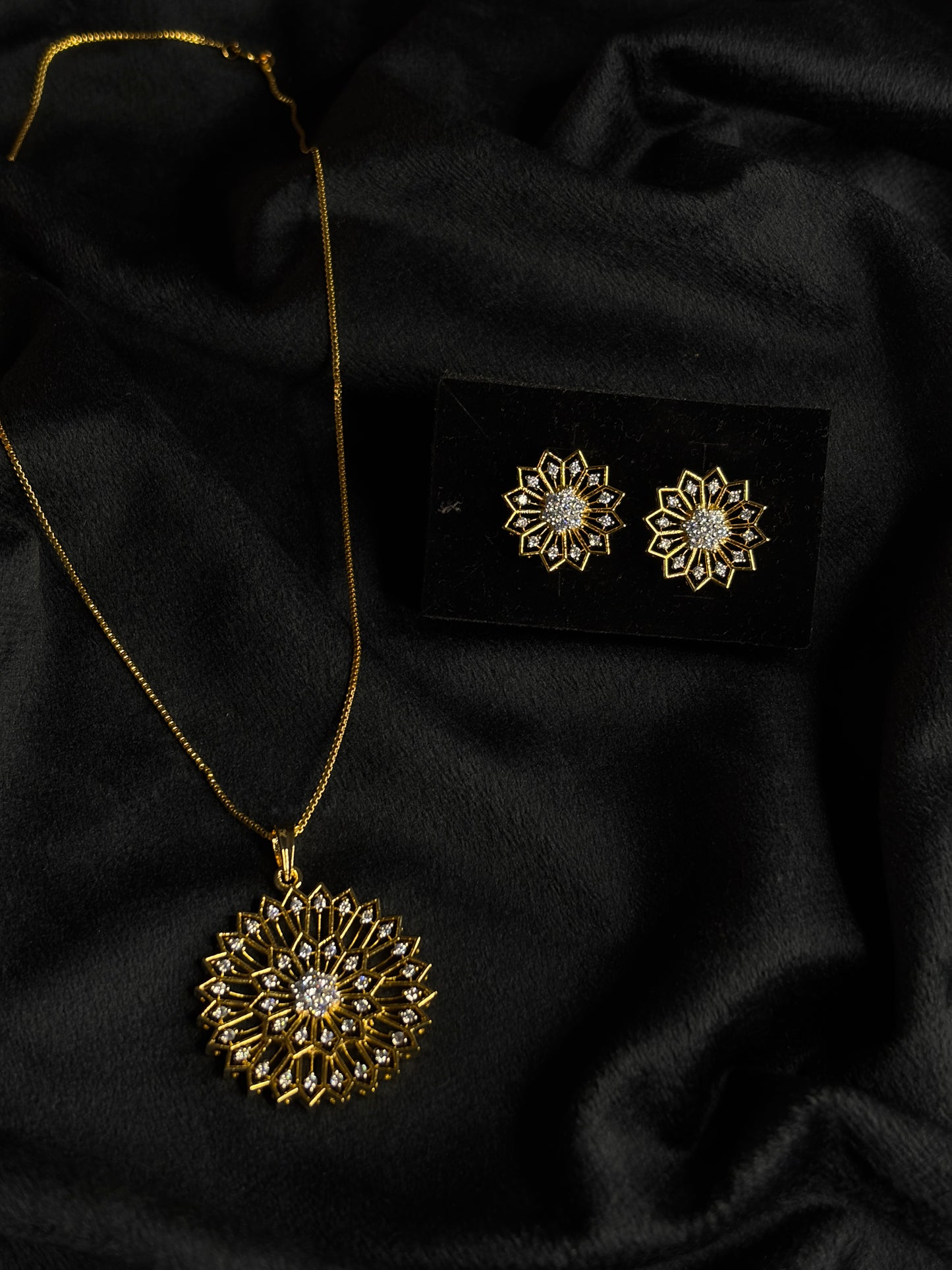 Premium diamond finish pendant set with chain product code D364