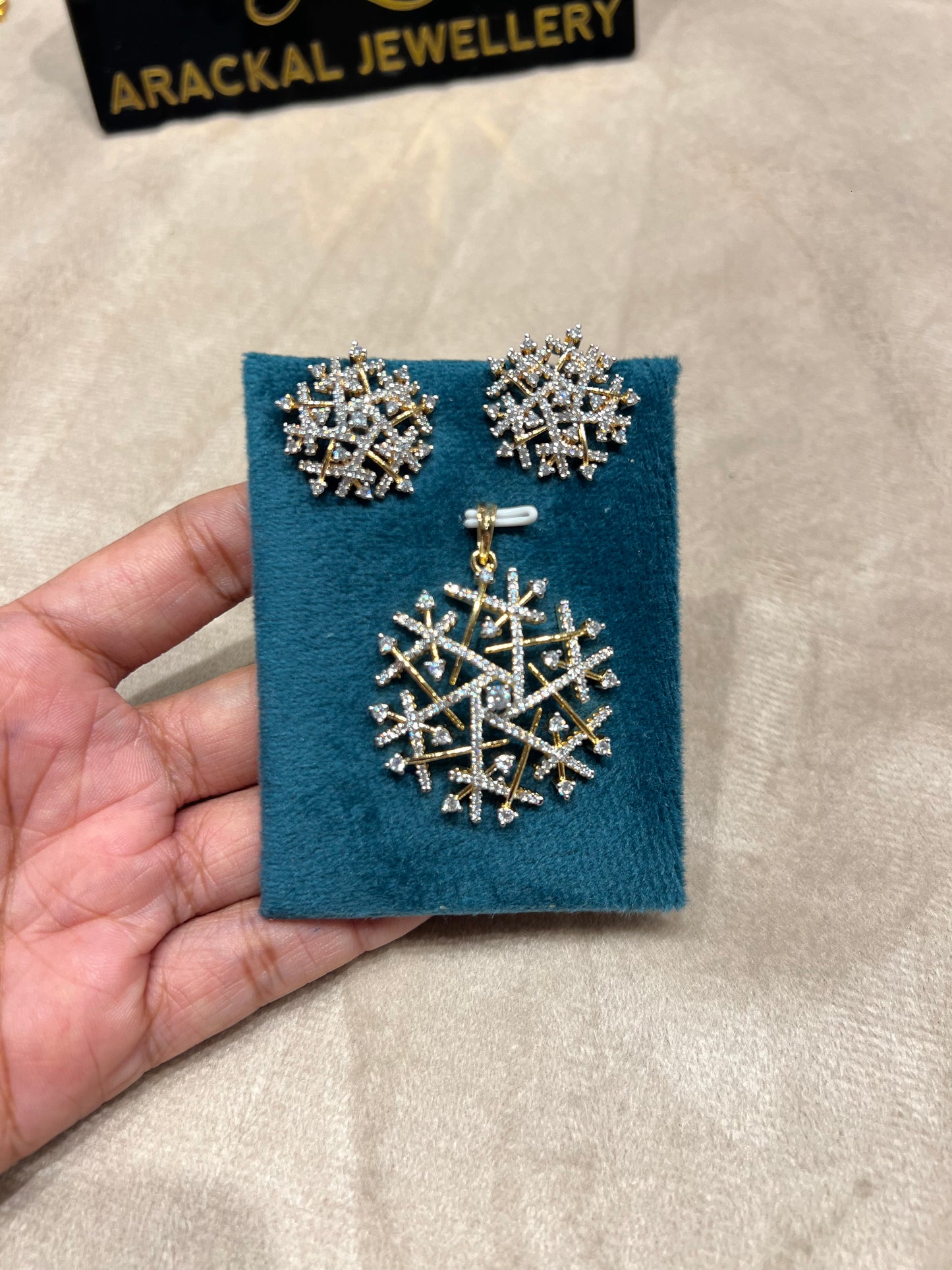 Premium diamond finish pendant set with 8pidichain product code D362