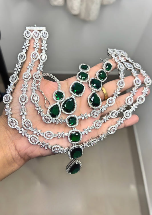 Grand 3layer long necklace with green ad stone