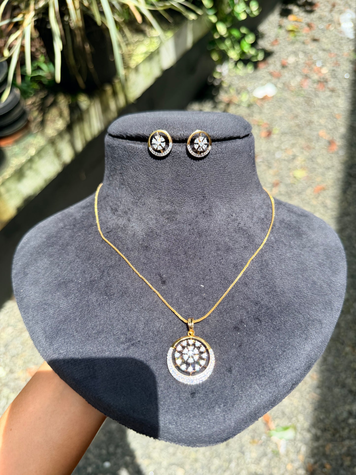 Premium diamond finish pendant set with chain product code D394