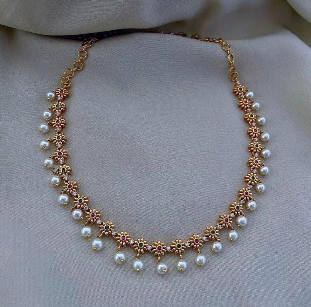 Trending pearl hanging necklace