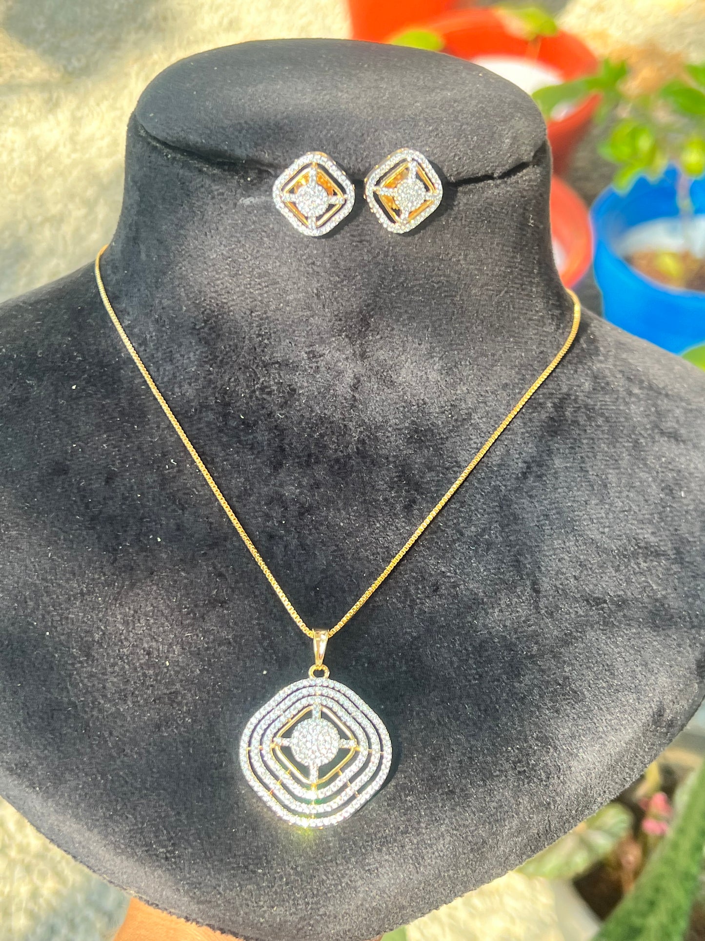 Premium diamond finish pendant set with chain product code D127