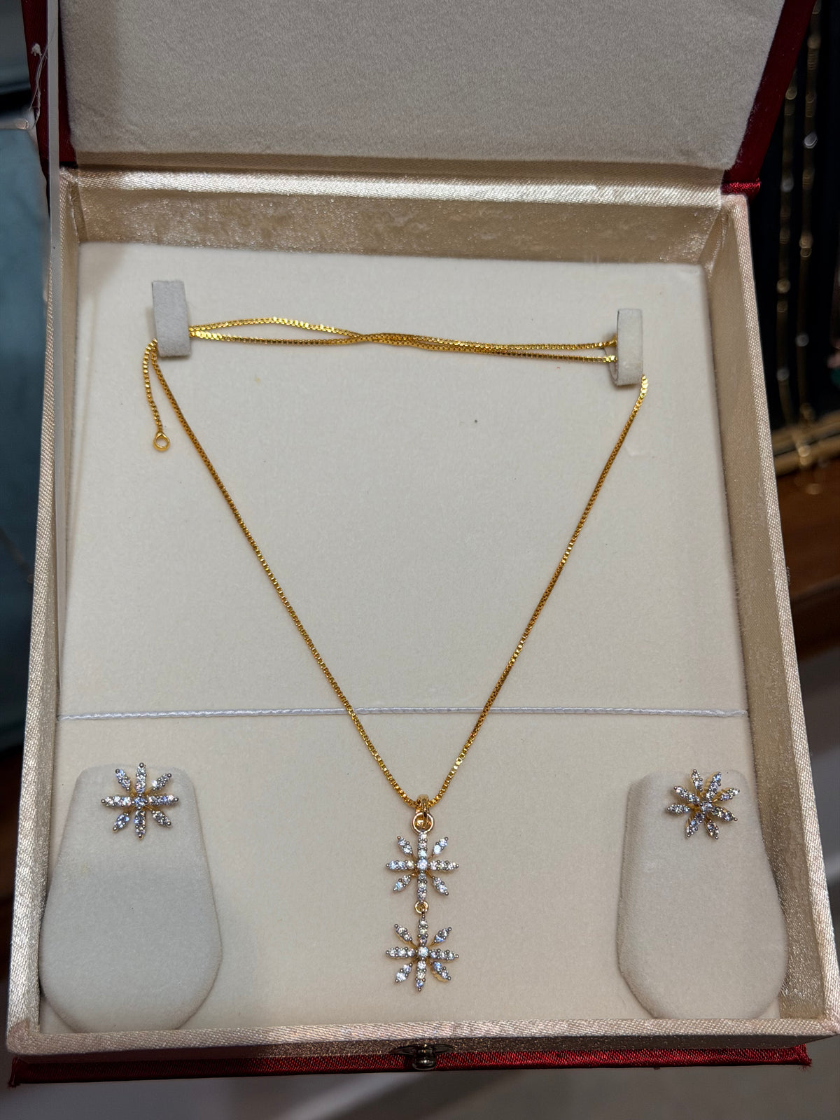 Premium party wear diamond finish pendant set product code D425