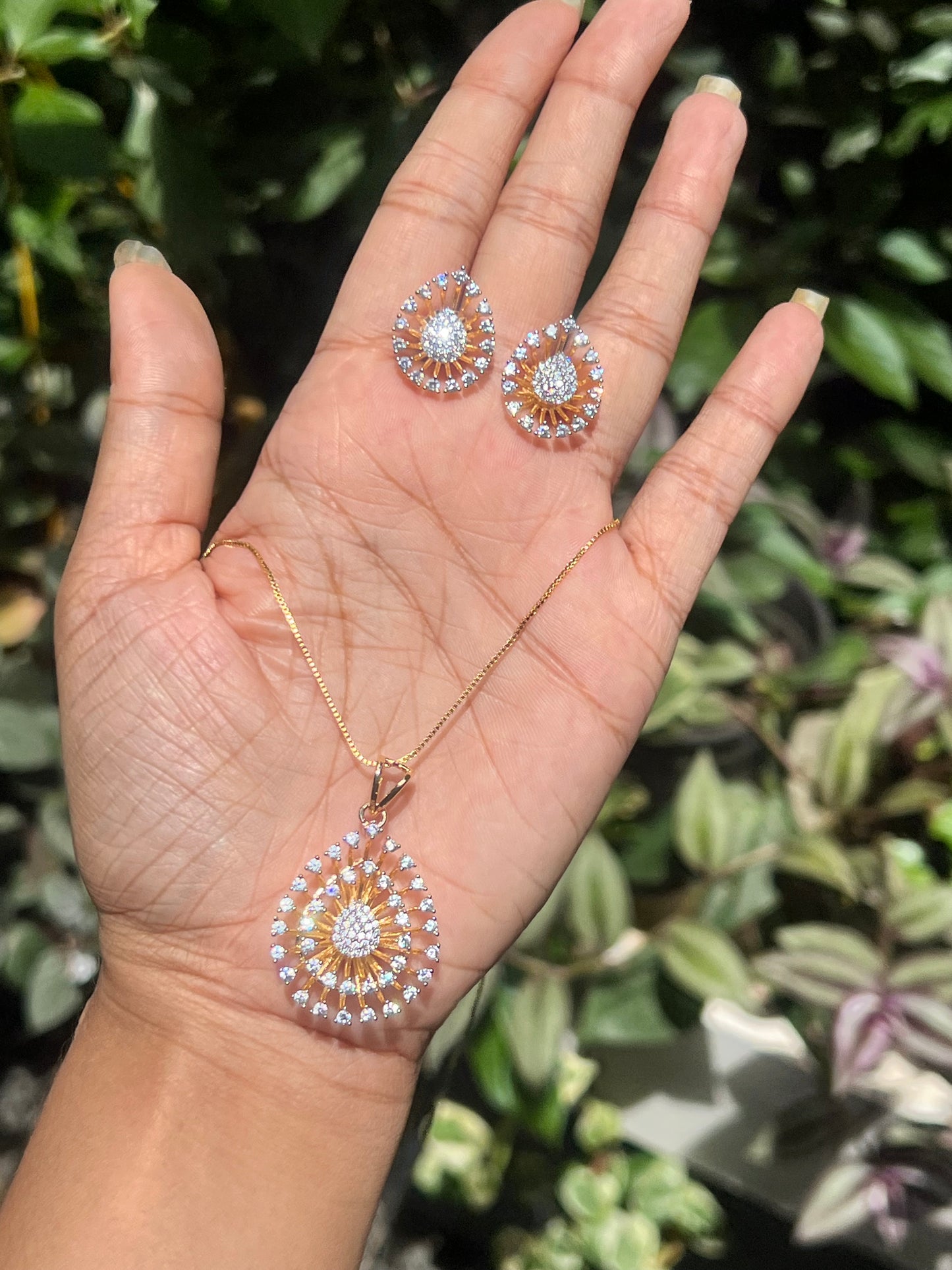 Premium diamond finish pendant set with chain product code D280