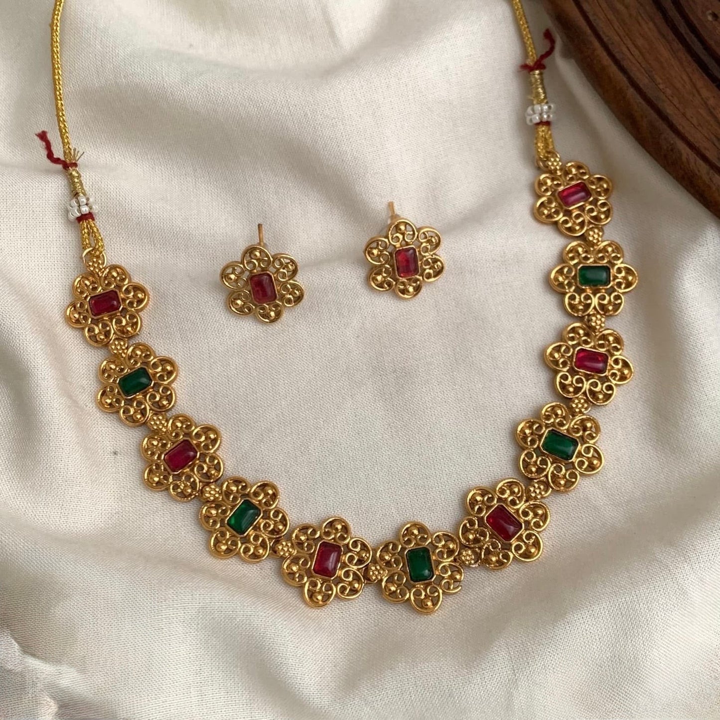 Premium budget friendly trending antique gold floral necklace set product code T135