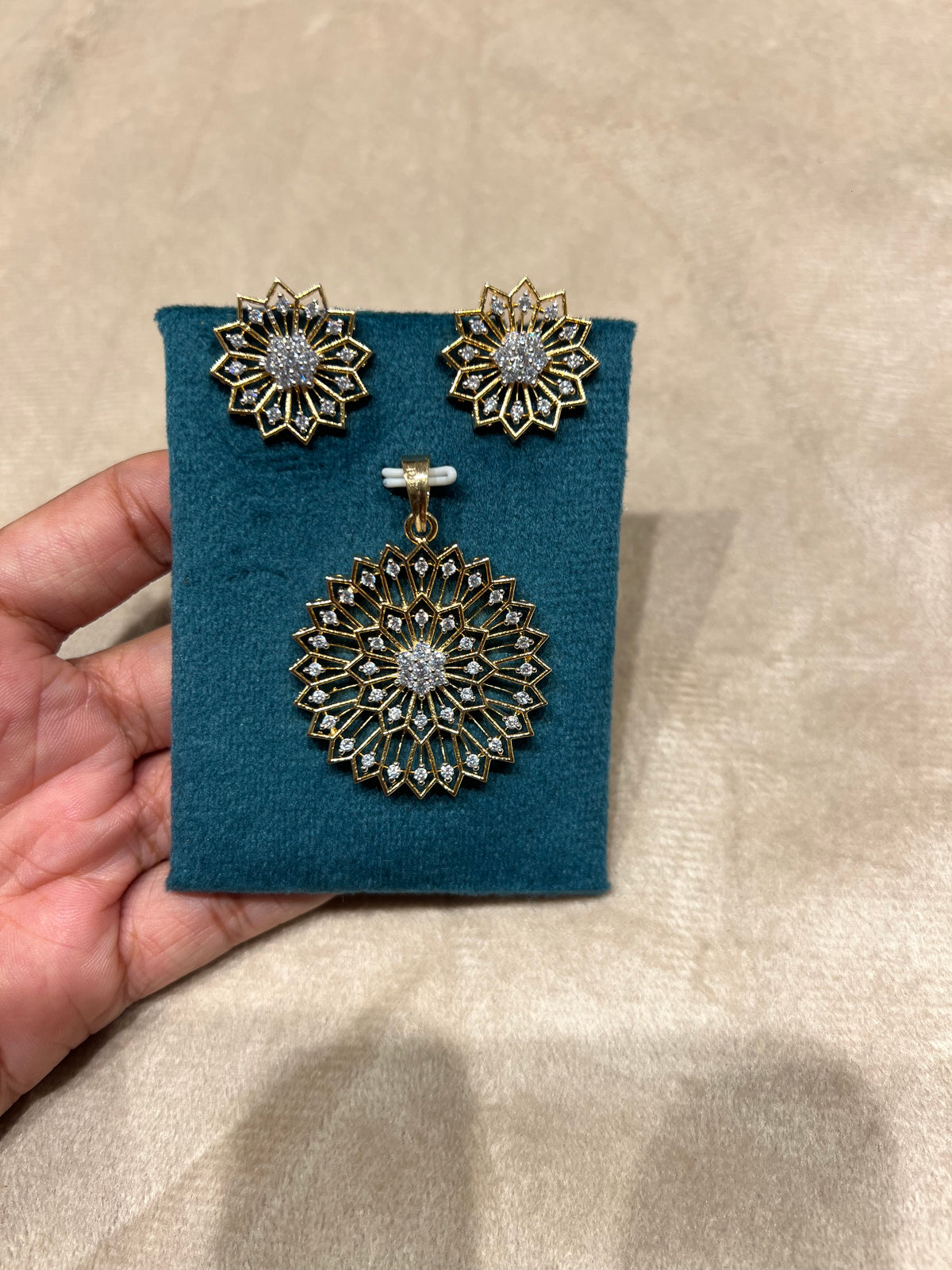 Premium diamond finish pendant set with chain product code D364