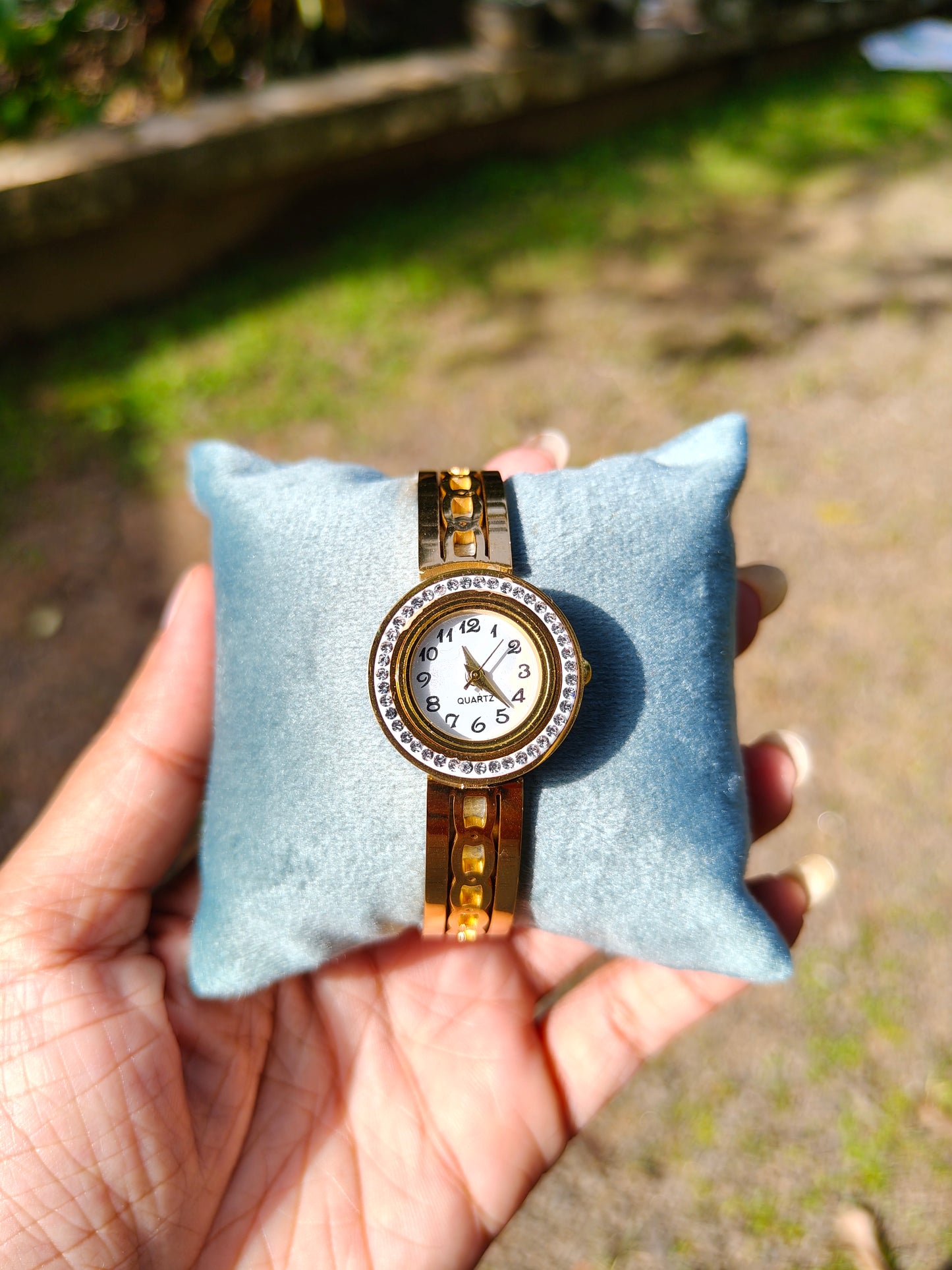 Premium Anti tarnish daily wear openable watch product code W01