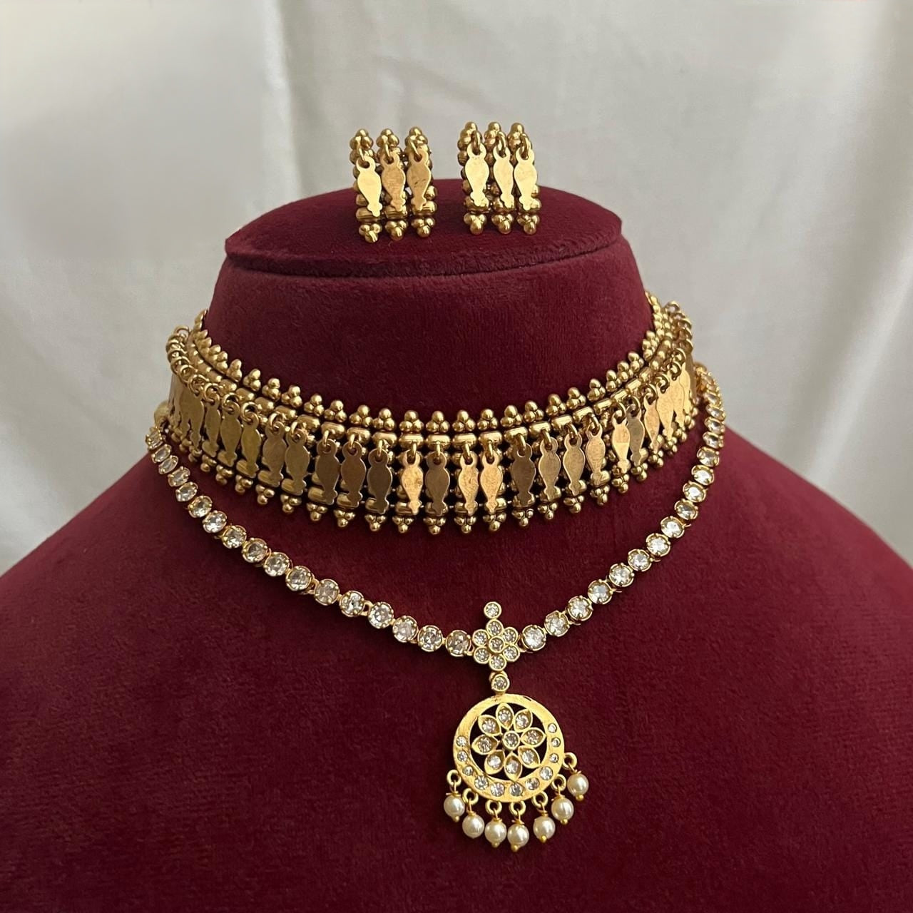 This combo of  vintage-style necklace  and  antique gold-finish  choker set features traditional South Indian Elakkathali leaf motifs and matching 2pair  of  earrings product code T116