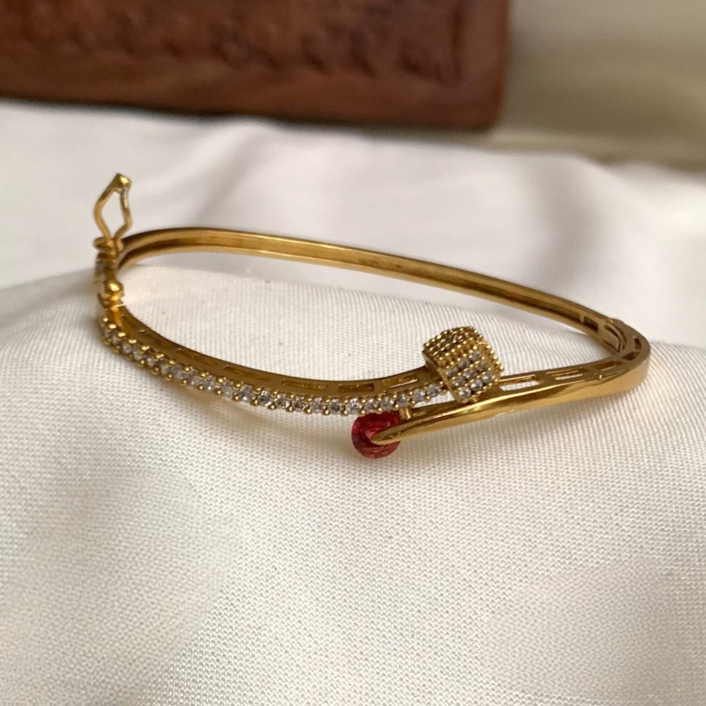 Premium antique gold polish openable bracelet 2.4 upto 2.6 product code B05