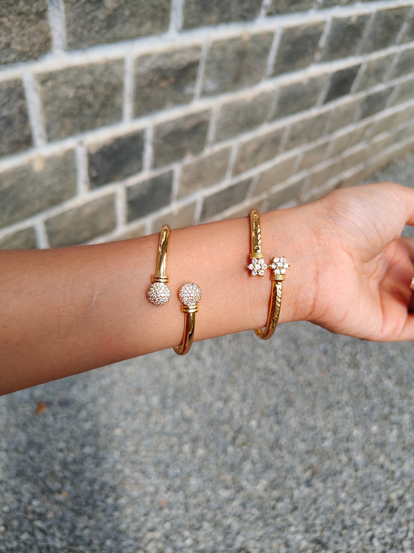 Premium gold plated stone twisted openable bracelet product code B72