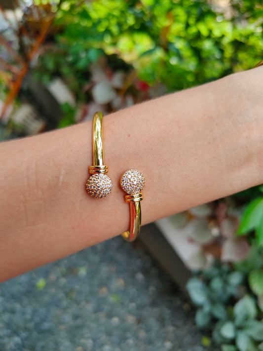 Premium gold plated stone twisted openable bracelet product code B72