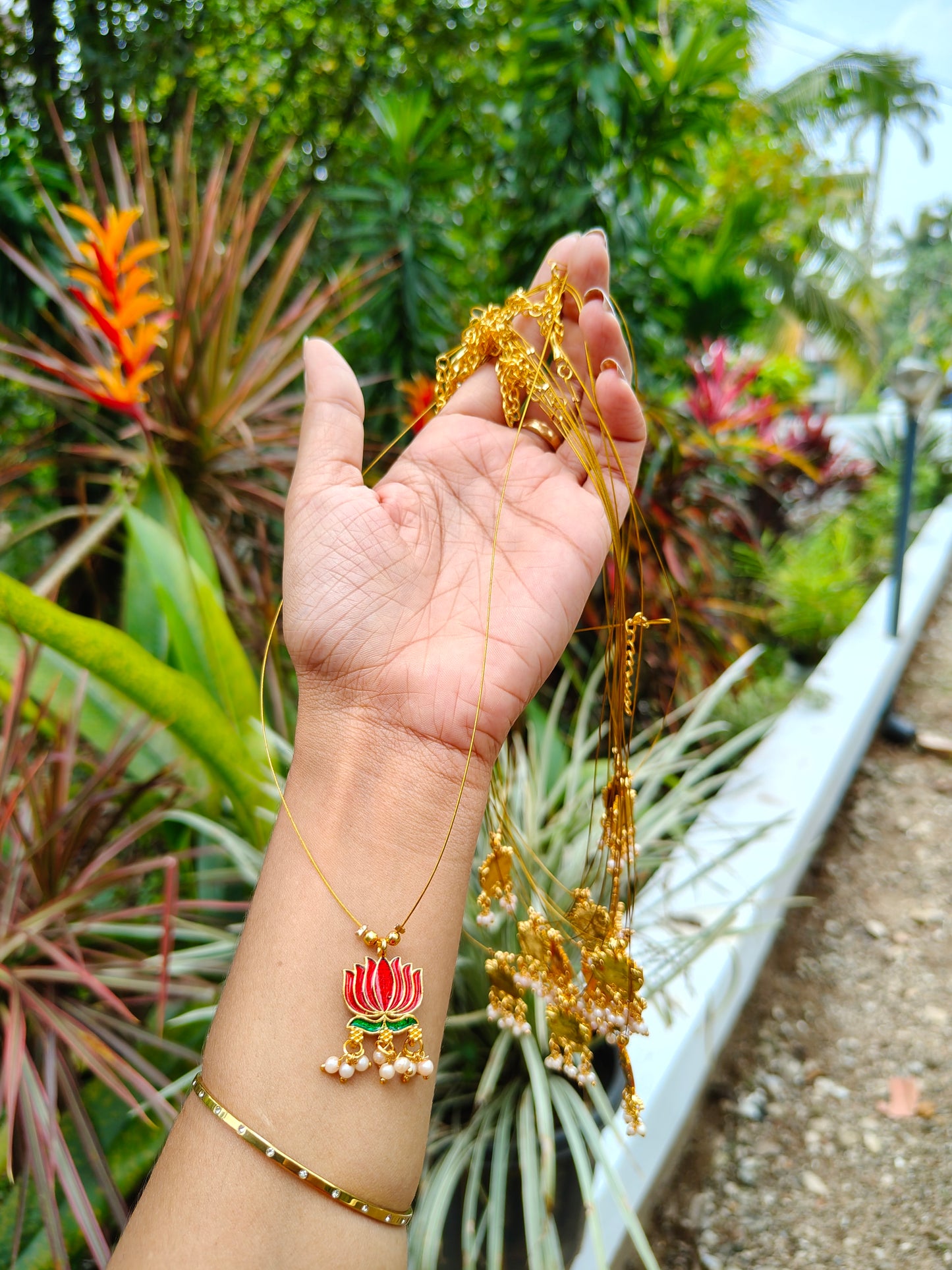 Trending invisible lotus pendant chain product code N369