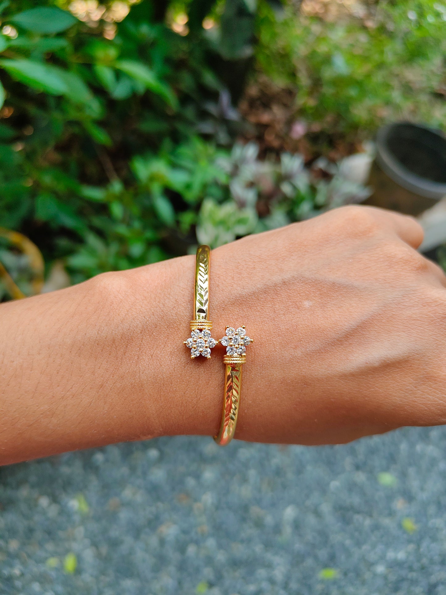 Premium gold plated stone twisted openable bracelet product code B72